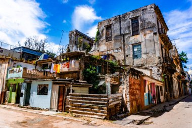 Eski Havana sokaklarında renkli koloni binaları klasik arabalar ve Küba 'nın canlı tarihi kalp kültürü sergileniyor.