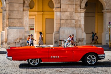 Eski Havana sokaklarında renkli koloni binaları klasik arabalar ve Küba 'nın canlı tarihi kalp kültürü sergileniyor.