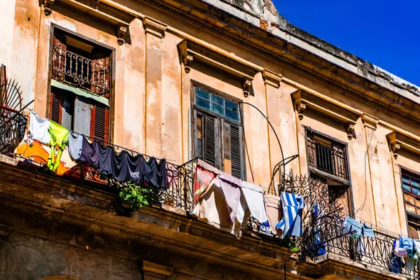 Eski Havana sokaklarında renkli koloni binaları klasik arabalar ve Küba 'nın canlı tarihi kalp kültürü sergileniyor.