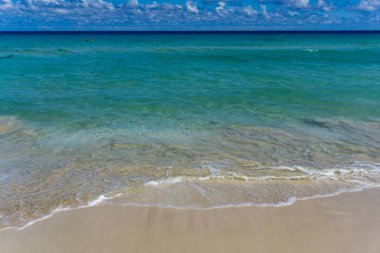 Doğu Havana sahillerinin sakin manzarası turkuaz suların, sallanan palmiyelerin, sallanan beyaz kumların ve dinlenmek ve Küba kıyılarının güzelliğinin tadını çıkarmak için mükemmel sakin bir tropikal atmosferin olduğu.