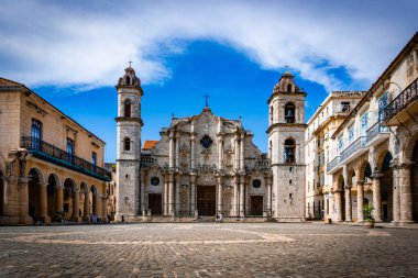 Havana 'daki Katedral' in, büyüleyici sömürge mimari taş yapısını ve Küba 'nın zengin kültürel ve tarihi mirasını yansıtan karmaşık ayrıntılarını gösteren yakın bir görüntüsünü yakalayın.
