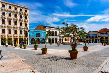 Havana 'daki Plaza Vieja' nın canlı atmosferini renkli koloni binaları ve kaldırım taşlı caddeleriyle yakalayın. Küba başkentinin zengin tarihi ve canlı kültürünü gözler önüne serin.