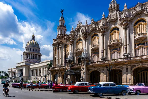 Havana cazibesini Gran Teatro Alicia Alonso ve Capitol 'ün yanında klasik arabalarla yakalayın. Bu ikonik sahne Küba 'nın zengin mirasını yansıtıyor. Eski arabaları çarpıcı mimariyle harmanlıyor..