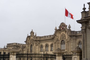 Lima Katedrali, Peru 'nun kalbinde tarihi ve dini bir dönüm noktası olarak sömürge mimarisini ve kültürel önemini vurguluyor.