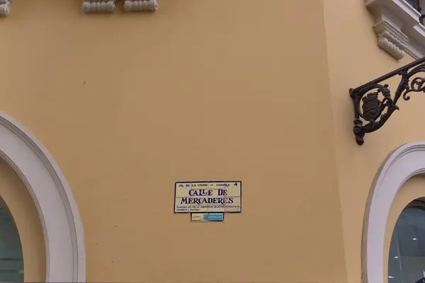 Lima 'daki Mercaderes sokak tabelası Peru' nun canlı şehir merkezinde tarihi önemi ve kültürel çekiciliğini gösteriyor.