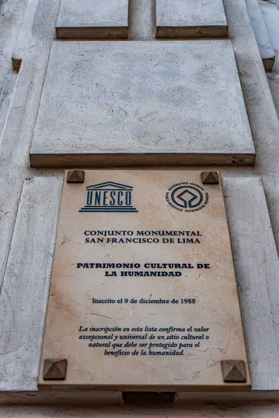 Lima 'daki San Francisco Anıt Kompleksi' nin hatıra plaketinin fotoğrafı Peru 'nun zengin sömürge mirasının bir parçası olarak kültürel ve tarihi önemini vurguluyor.