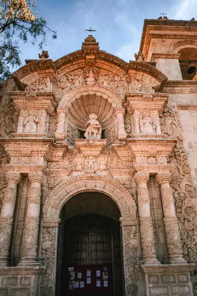 Arequipa Peru 'daki Parroquia San Juan Bautista de Yanahuara' da çarpıcı bir koloni mimarisi ve sakin bir plaza bulunmaktadır.