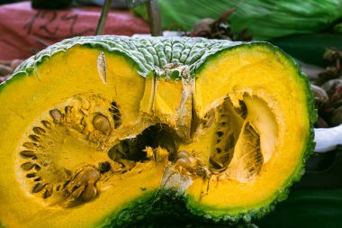 Canlı taze kesilmiş balkabağı yarı doğal dokuları sergiliyor ve parlak turuncu iç döşemesi mutfak ve yaratıcı amaçlar için mükemmel.