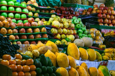 Taze mangolarla dolu renkli bir Peru meyve standı. Portakallar, üzümler, avokadolar, elmalar ve Cherimoya güzelce sergilenmiş.