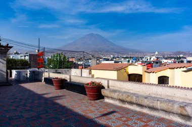 Yanahuara 'nın panoramik manzarası Arequipa şehri ve Misti Volkanı' nı berrak gökyüzü ve çarpıcı doğal manzarayla gösteriyor.