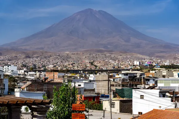 Misti Volkanı 'nın berrak gökyüzü ve dağlık manzarasıyla Arequipa şehrinin üzerinde yükselen çarpıcı manzarası.