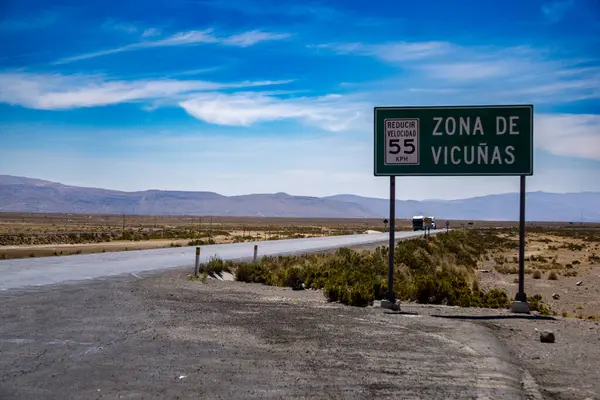 Peru 'daki Salinas Aguada Blanca Ulusal Parkı tabelasında doğal güzellik, doğal yaşam koruma ve And Dağları manzarası gösteriliyor
