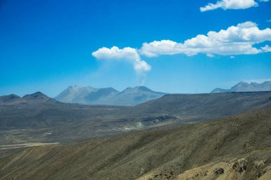 Peru 'daki aktif Sabancaya volkanı And Dağları' nda gökyüzüne çarpıcı bir duman bulutu salıyor.