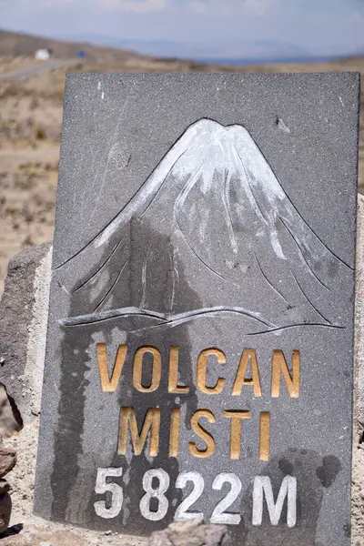 Mirador de los Volcanes, Peru 'daki Misti Volkanı için bir tabela And Dağları' nın güzelliğini gözler önüne seriyor.