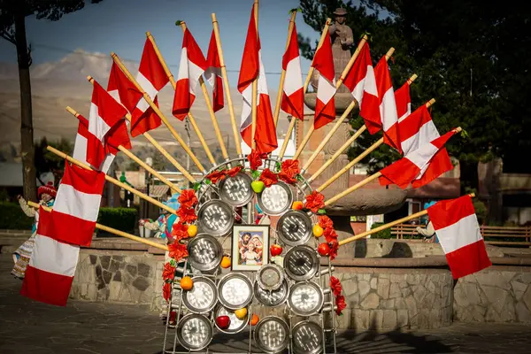 Yanque köyünde bayraklı Peru sunağı geleneksel Colca Valley kutlama kültürü