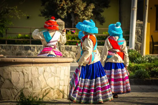 Genç çocuklar Yanque köyünde tipik bir yerel dans gösterisi yapıyorlar. Colca Valley Peru 'da kültürel gelenekleri sergiliyorlar.