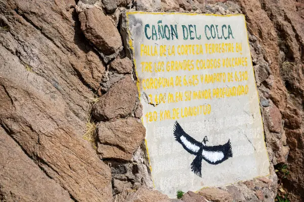 Colca Canyon Peru 'daki Mirador del Condor' da imzala. Meşhur Akbaba izleme noktasını işaret et.