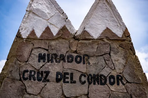 Colca Canyon Peru 'daki Mirador del Condor' daki işaret direği ziyaretçileri ünlü Akbaba gözlem noktasına yönlendiriyor.