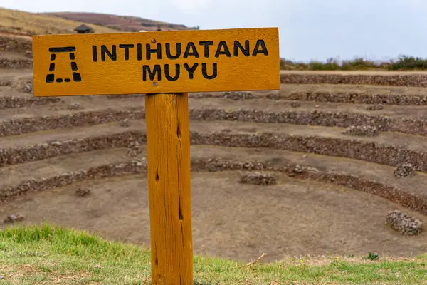 Moray 'in çarpıcı dairesel terasları Maras Peru' da bir arkeolojik alan İnka tarım mühendisliği dehası sergiliyor.