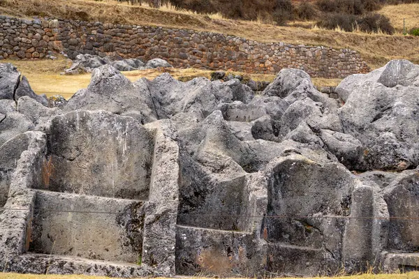 Chinchero Peru 'daki dikkate değer İnka kaya oluşumları antik mühendislik ve tarihsel öneme bir vasiyettir.