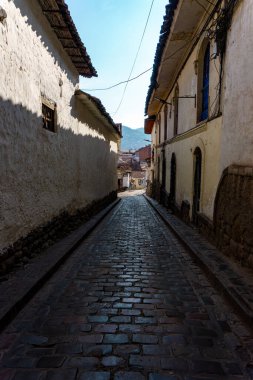 Cusco Peru 'nun tarihi caddesi geleneksel binalar, kaldırım taşları ve güzel yerel kültürlerle doludur.