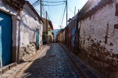 Cusco Peru 'nun büyüleyici caddesinde sömürge mimari kaldırım taşları var.