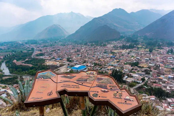 Peru 'nun kutsal vadisinde yer alan Urubamba şehrinin nefes kesici panoramik manzarası, etrafındaki yüksek dağlar ve yemyeşil manzaralar..