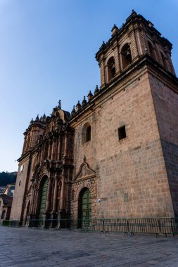 Cusco Katedrali 'nin karmaşık ayrıntıları ve ihtişamı Plaza de Armas' a hükmediyor.