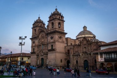 Cusco Plaza de Armas 'da bulunan Iglesia de la Compania de Jesus, Barok mimarisinin çarpıcı bir örneğidir.