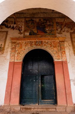 Kutsal Vadi 'deki Iglesia de Chinchero antik İnka taş işiyle koloni stilini harmanlıyor.