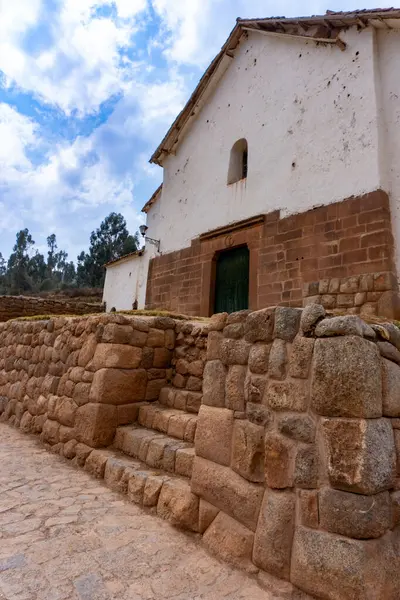 Peru 'daki Iglesia de Chinchero sömürge mimarisi ile İnka kalıntılarını harmanlayarak eşsiz bir kültürel deneyim sunuyor.