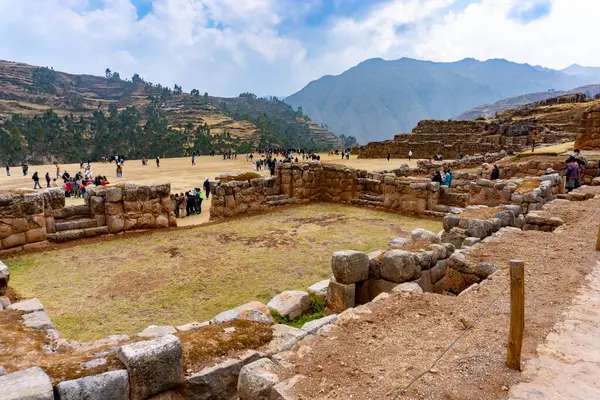 Chinchero arkeoloji parkı antik terasları, İnka yapılarını ve Kutsal Vadi 'nin geniş manzaralarını gözler önüne serdi.