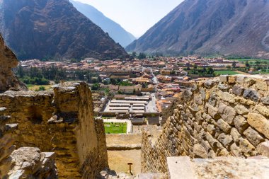 Inka mirası Ollantaytambo arkeoloji parkında muhteşem teraslar ve törensel harabelerle korunmuş.