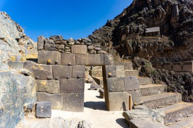 Ollantaytambo arkeoloji parkı İnka medeniyetinin manevi ve tarımsal geleneklerini resmediyor.