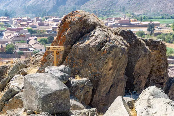Ollantaytambo 'nun kutsal İnka sahasında etkileyici teraslar ve antik tarım uygulamalarının kalıntıları var.