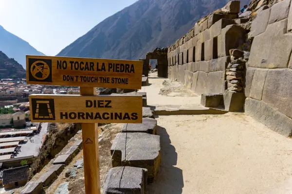 Ollantaytambo 'nun tarihi İnka sahasının korunmuş taş terasları ve gelişmekte olan eski bir kültürün kalıntıları.