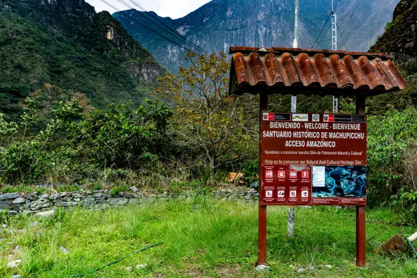 Peru 'daki Machu Picchu yolunda ikonik hidroelektrik patikasına giriş.
