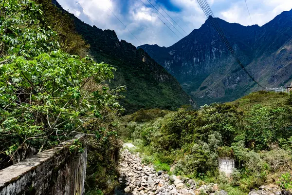 Peru 'daki Machu Picchu' ya giden hidroelektrik yolun manzaralı kapısı.