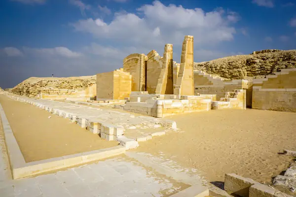 Mısır 'daki Saqqara Arkeolojik Kompleksi Djoser Piramidi ve çöldeki antik harabeleri ile