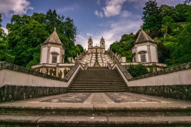 Braga 'daki İkonik Bom İsa Sığınağı Etrafı Lush Doğa ve Tarihi Barok Mimarisi ile çevrili