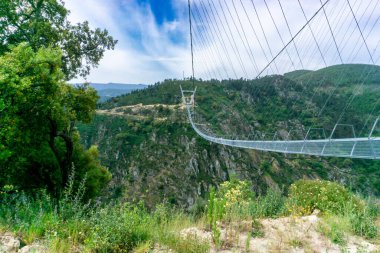 Portekiz 'de 516 Arouca Askılık Köprüsü, Aveiro' da Gökten Görünür Nehir, Orman ve Dağlar