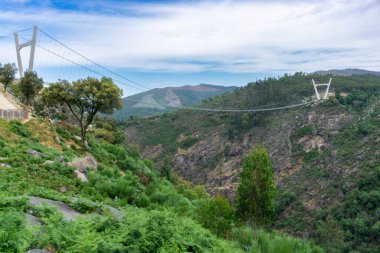 Aveiro 'daki 516 Arouca asma köprüsünün manzaralı nehri ve dağları.