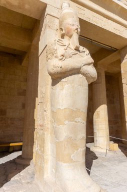 Krallar Vadisi 'ndeki tarihi Hatshepsut Tapınağı. Lüks Mısır. Etrafı engebeli çöl manzarasıyla çevrili.