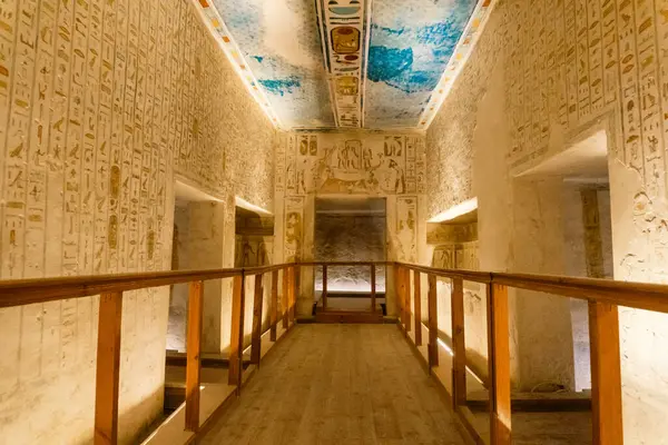 Krallar Vadisi Luxor Mısır 'da bulunan Ramses II KV2 Mezarı' nın Muhteşem İç mimarisi.