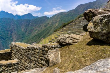 Machu Picchu 'nun Antik Taş Yapıları Peru' nun çarpıcı yeşil manzarasıyla çevrili And Dağları 'nda