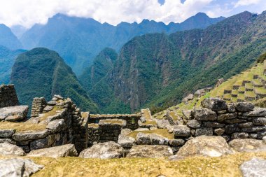 Peru 'daki Machu Picchu' nun Tarihi Taş Harabeleri İnka Mühendisliği 'ni renklendiriyor ve bereketli dağ manzaralarıyla çevrili