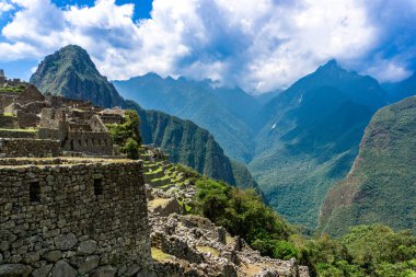 Peru 'da Machu Picchu' nun inanılmaz taş duvarları ve binaları olağanüstü doğal çevreyle çevrili.