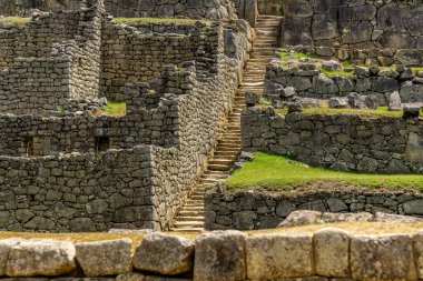 Machu Picchu 'nun muhteşem antik kalıntıları. Peru' nun doğal güzellikleriyle çevrili geleneksel taş yapılar.