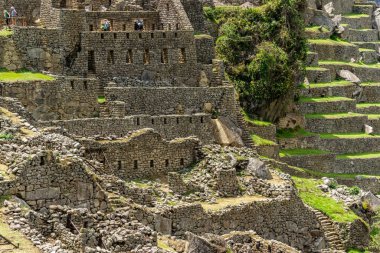 Peru 'daki Machu Picchu' daki antik taş evlerin manzarası Yeşil vadiler ve dik tepeler arasında