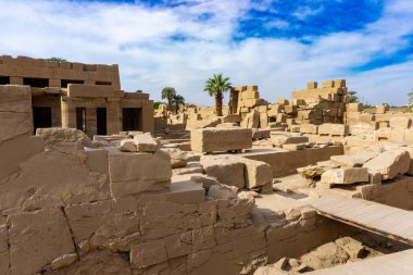 Luxor Tapınağı 'nın dışındaki yıpranmış kalıntılar Eski Mısır medeniyetinin görkemli kalıntılarını gösteriyor.